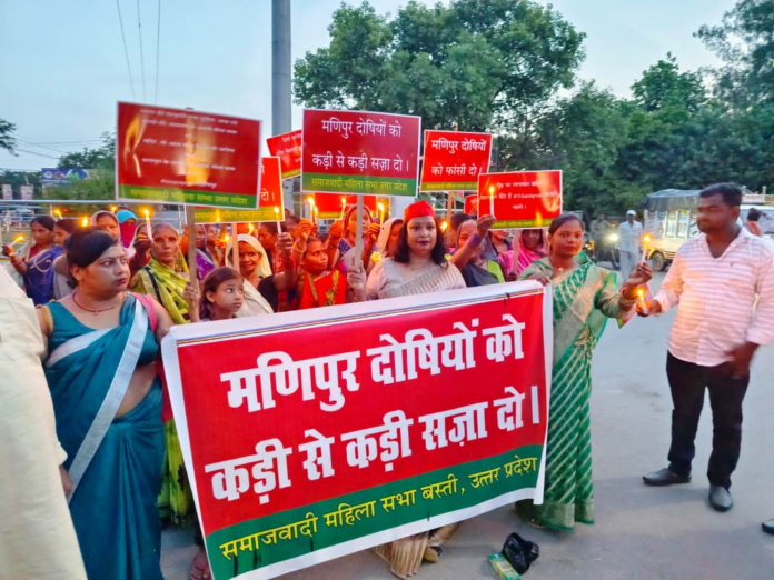मणिपुर में जुल्म के सपा महिला मोर्चा ने कैन्डिल मार्च निकालकर किया प्रदर्शन