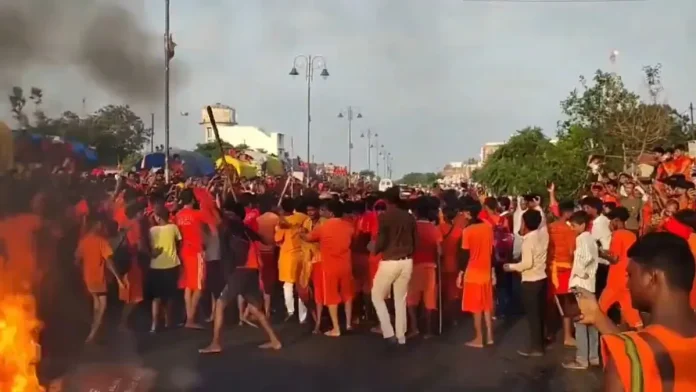 श्रद्धा के नाम पर कांवड़ियों के वेश में फैलाई हिंसा, की आगजनी – पुलिस ने दर्ज किया मुकदमा