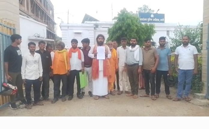महंथ गिरजेश दास ने डीएम, एसपी से लगाया न्याय की गुहार, सौंपा पत्र