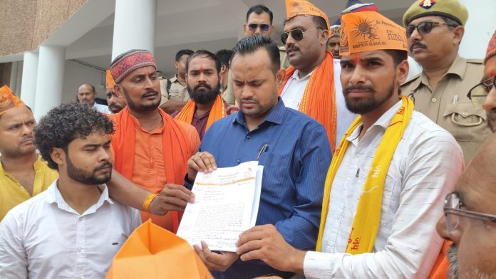 अंतरराष्ट्रीय हिंदू परिषद व राष्ट्रीय बजरंग दल ने जिलाधिकारी को सौंपा ज्ञापन, SIT जांच की मांग