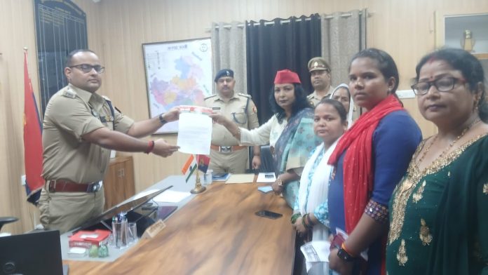 मैनपुरी सपा सांसद डिंपल यादव के खिलाफ अभद्र टिप्पणी पर सपा महिला मोर्चा ने सौंपा ज्ञापन