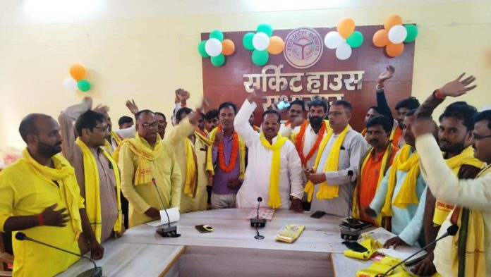 सुभासपा में शामिल हुये 17 लोग, दिलायी सदस्यता