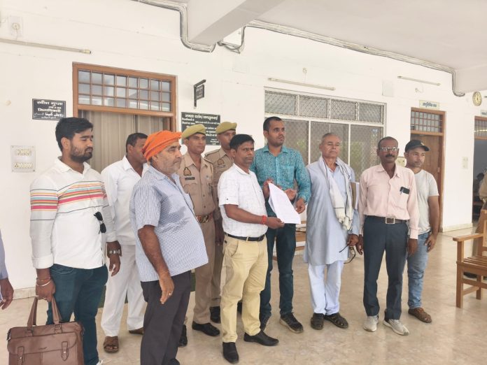 चकबंदी विभाग की दबंगई,अभिलेख कों पानी मे डुबाकर नष्ट करने का प्रयास।