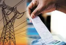 15 दिनों से टूटा बिजली खंभा बना खतरा, विभाग की लापरवाही पर भड़के व्यापारी