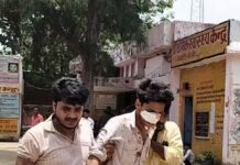 मंदिर तोड़ने की खबर दिखाना पड़ा भारी, पत्रकार और भाई पर हमला